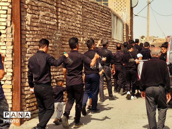 مراسم دسته‌روی زنجیرزنی ظهر عاشورا در روستای فدافن کاشمر