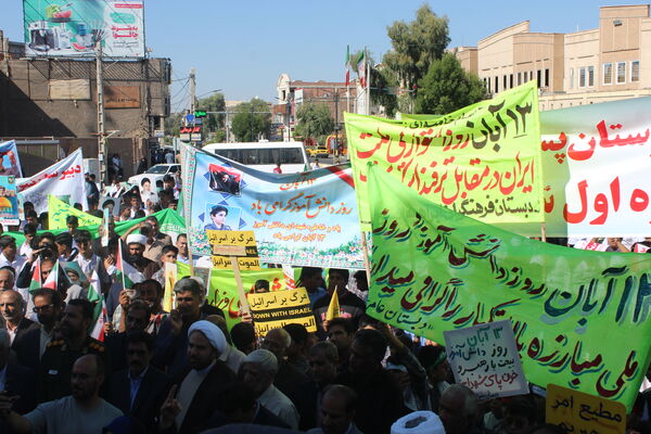 راهپیمایی روز دانش‌آموز در شهرستان بم