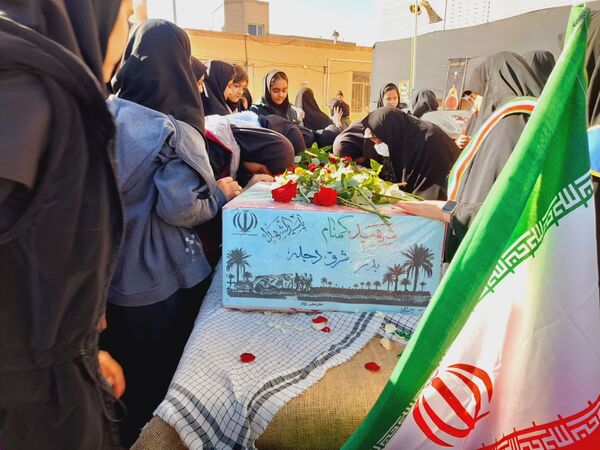 مراسم تشییع پیکر شهید گمنام با حضور دانش آموزان دختر بیرجندی 