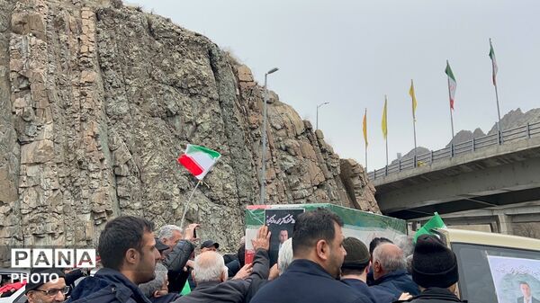 تشییع پیکر شهید دانشمند محمدرضا کیا بر دستان مردم کرج 