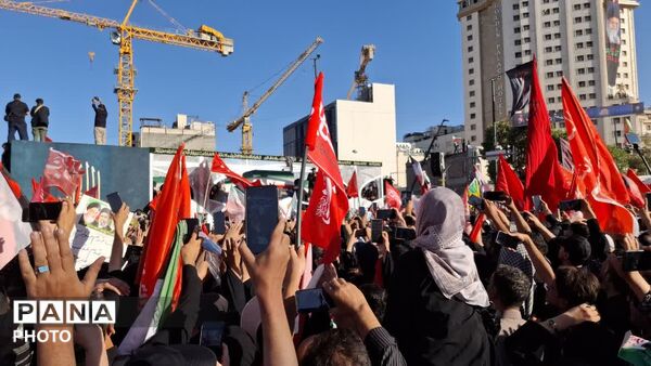 خروش مردم ایران زمین در مشهد مقدس برای وداع با رهبر شهید انقلاب