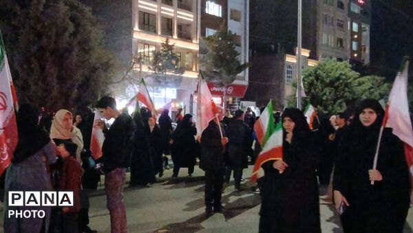 پرچم های ایران بر دستان وطن دوستان نیشابوری 
