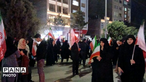 پرچم های ایران بر دستان وطن دوستان نیشابوری 