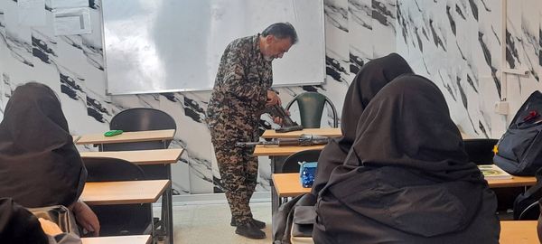 برگزاری کارگاه آموزشی تیر اندازی با اسلحه در هنرستان آفرینش پردیس 