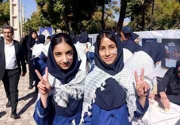 دانش‌آموز ایرانی نه‌تنها درس می‌خواند، بلکه درس ایستادگی و آزادی هم می‌دهد