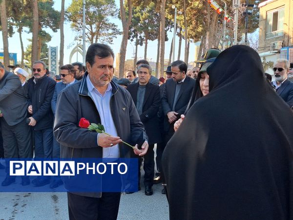 آیین گلباران تمثال امام خمینی(ره) در آغاز دهه فجر