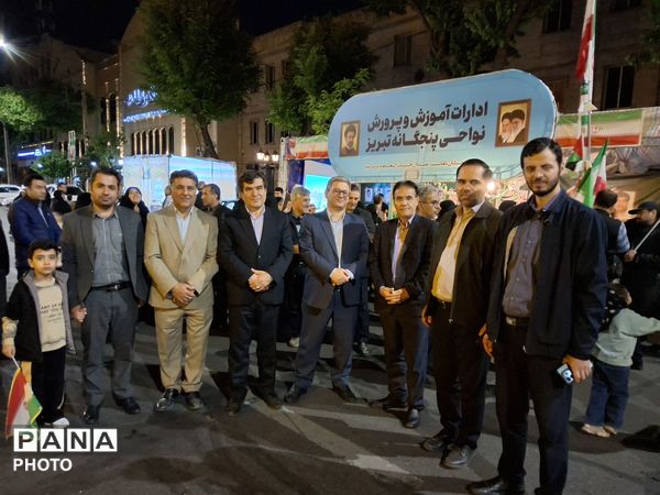 غرفه جهادی آموزش و پرورش ناحیه ۴ تبریز با حضور معلمان فعال علمی و فرهنگی، در میدان ساعت تبریز