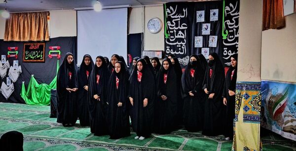 استقبال دانش‌آموزان دبیرستان شهید برقعی 2 قم از یک لاله فاطمی