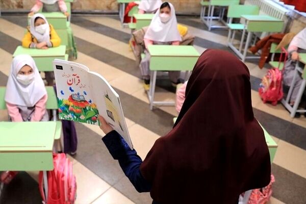 صدور احکام ارتقاء رتبه بیش از ۱۸۵ هزار معلم؛ پرداخت با حقوق اسفند