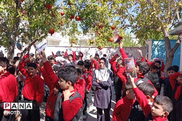 جشن عاطفه‌ها در دبستان ایمان همزمان با سراسر کشور