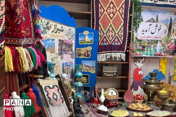 حضور مسئولان ناحیه دو شهرری در مراسم جشن عاطفه‌های دبستان پانزده خرداد 