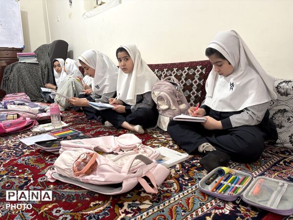 فداکاری معلم شیروانی برای برگزاری کلاس حضوری در خانه یک مادر مهربان