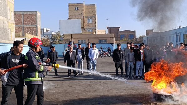 دانش‌آموزان ملکان در خط مقدم ایمنی؛ اجرای مانور پدافند غیرعامل در مدرسه امام حسین(ع)