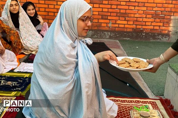 اقامه نماز دانش‌آموزان پایه هشتم در دبیرستان نگین دانش