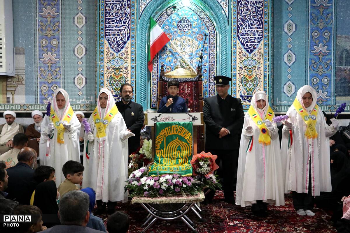 هم‌نوایی پیشتازان و خادمان رضوی در آیین پرچم‌گردانی میلاد امام رضا(ع) در ایلخچی