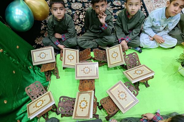 جشن قرآن دانش‌آموزان دبستان دکتر اکبری باقرشهر 