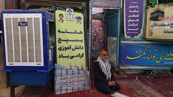 برگزاری نماز جمعه در آغاز هفته بسیج دانش آموزی با حضور دانش آموزان بسیجی نیشابور