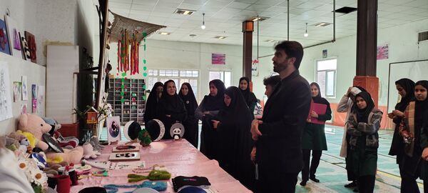 افتتاح نمایشگاه مدرسه انقلاب دبیرستان بهارآزادی 