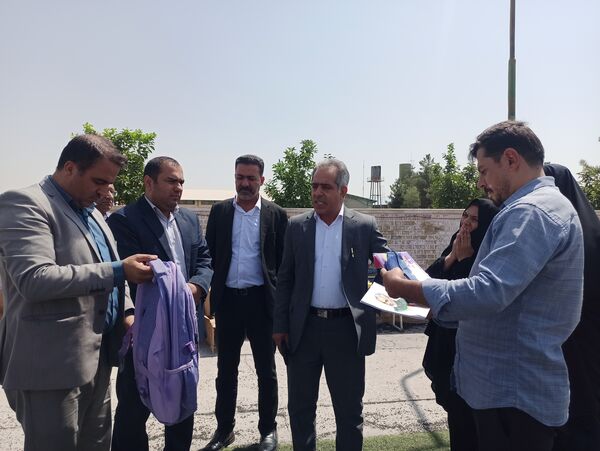 توزیع ٥٠٠ بسته کیف و لوازم التحریر میان دانش‌آموزان نیازمند در آموزش و پرورش ناحیه 3 شیراز