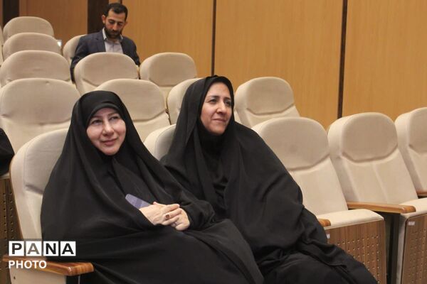 رونمایی از نخستین جلد دانشنامه دفاع مقدس استان قم