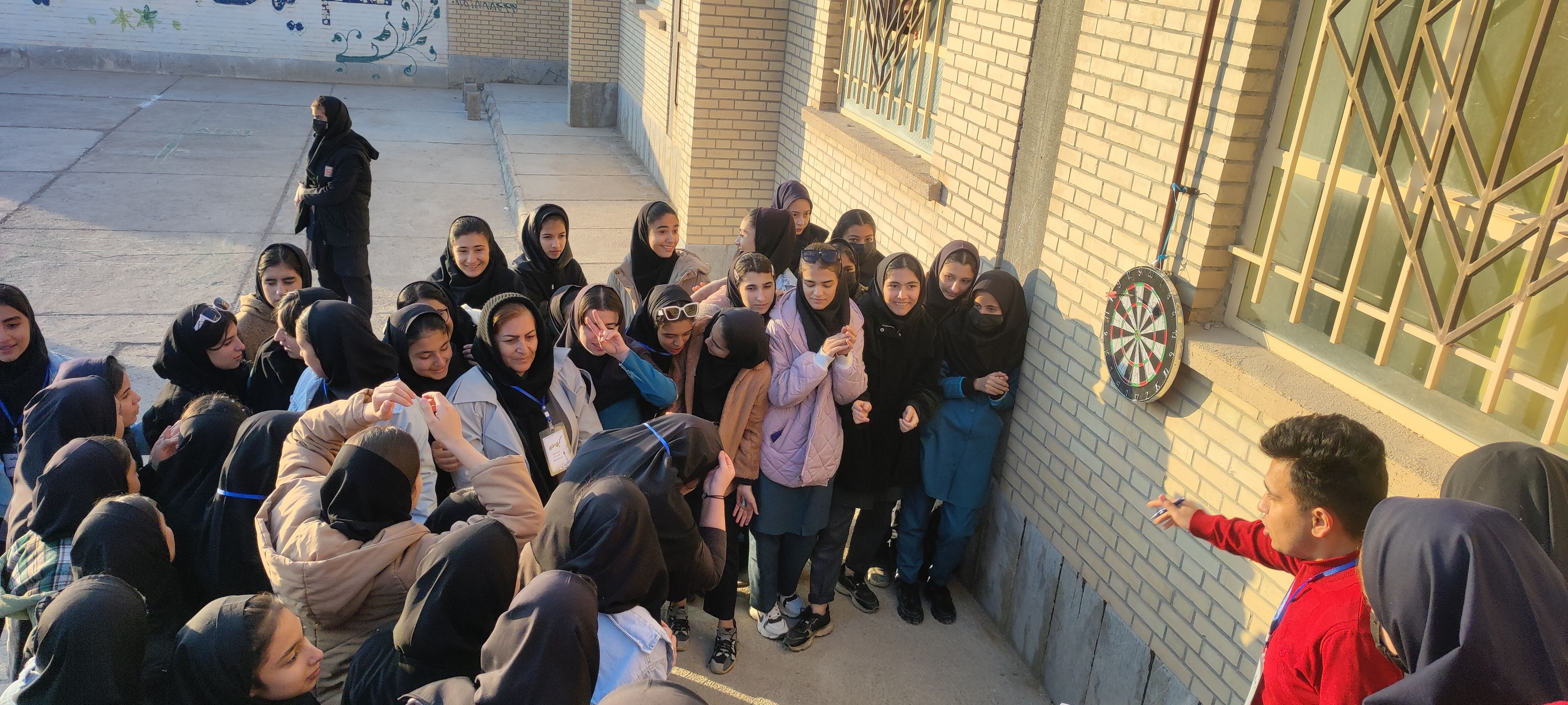 برگزاری مسابقات دارت در مدرسه زنده یاد داورپناه خانلق