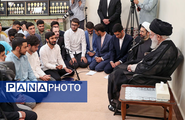 دیدار جمعی از مدال‌آوران المپیادهای دانش‌آموزی و دانشجویی با مقام معظم رهبری