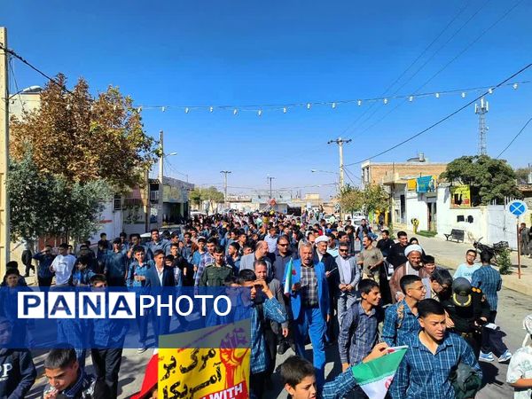 حضور پررنگ دانش‌آموزان شهر لپویی در راهپیمایی 13 آبان 
