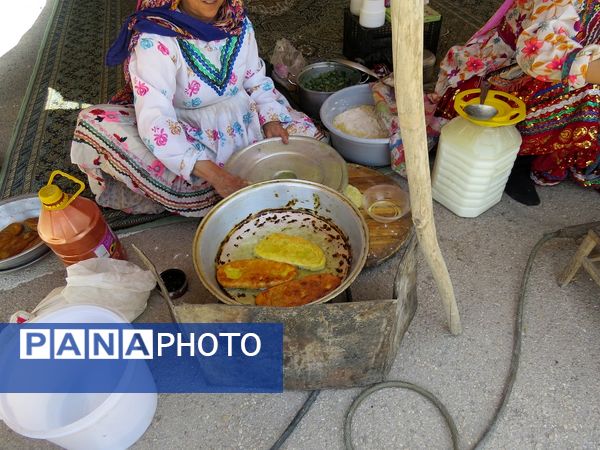 بازدید مشاور وزیر آموزش و پرورش در امور زنان از دست‌سازه‌های دانش‌آموزان دبیرستان 22 بجنورد
