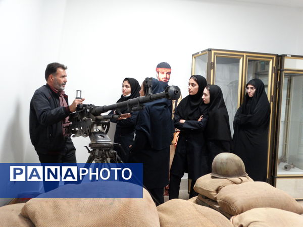 بازدید دانش‌آموزان از موزه دفاع مقدس شهرکرد