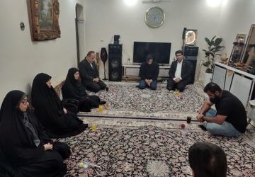 دیدار معاون آموزش ابتدایی وزارت آموزش‌وپرورش با خانواده شهید حسین کریمی