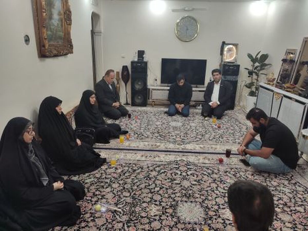 دیدار معاون آموزش ابتدایی وزارت آموزش‌وپرورش با خانواده شهید حسین کریمی