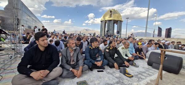 نور عرفه در تپه شهدای گمنام نورآباد طنین‌انداز شد