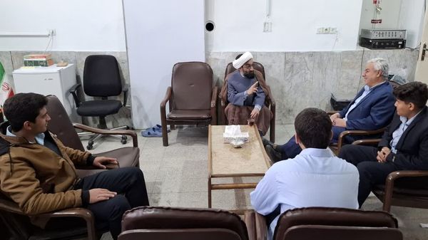 حضور مسئول قرآن و عترت ناحیه یک یزد در صبحگاه قرآنی دبیرستان هفده شهریور