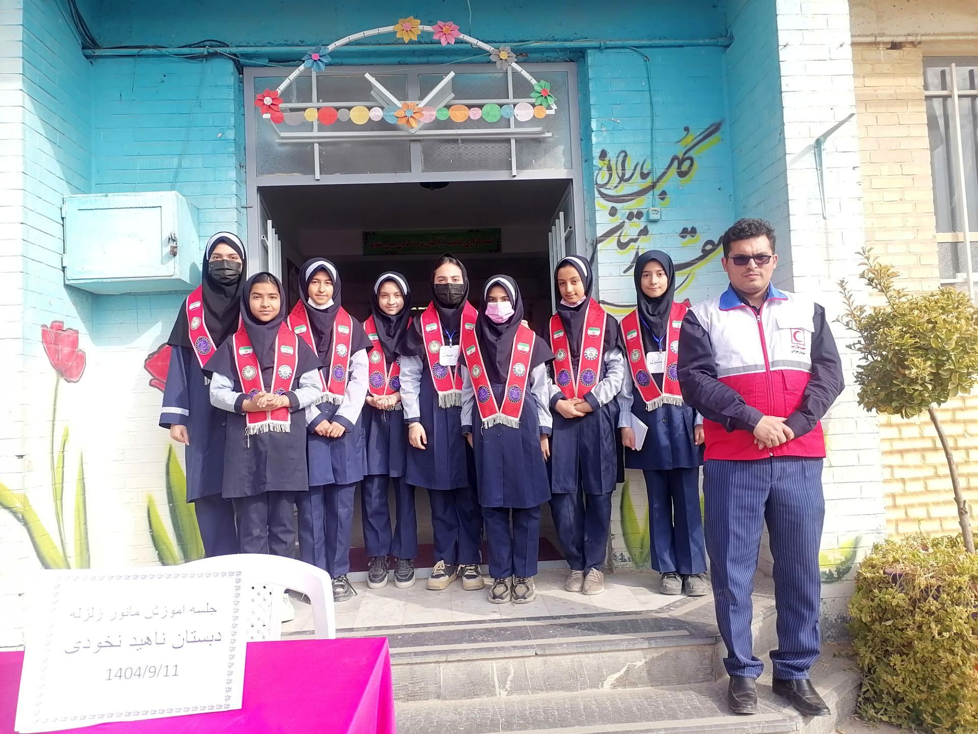  آموزش نحوه پناهگیری وآمادگی برای  مانور زلزله