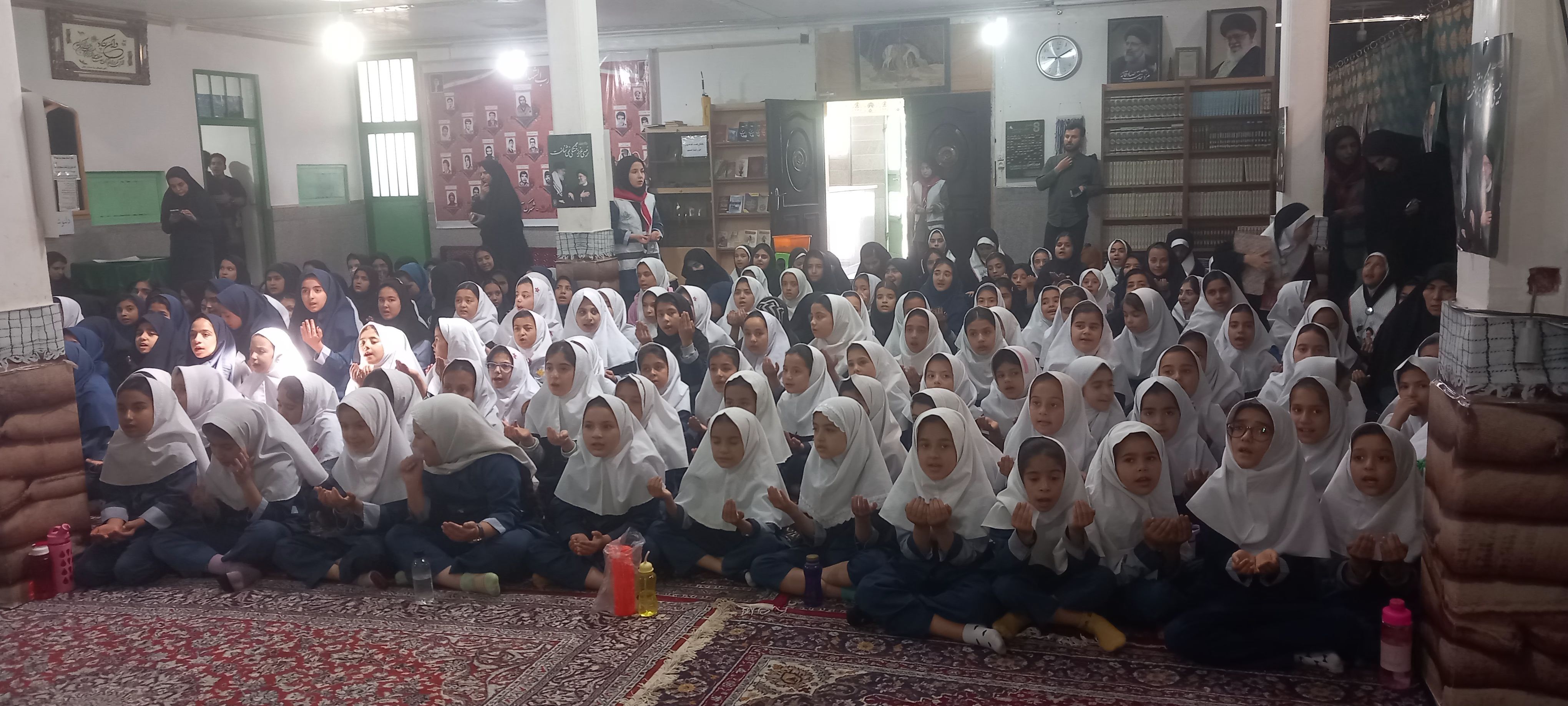 شرکت دانش‌آموزان دبستان حضرت فاطمه(س) در مراسم سالگرد شهدای خدمت