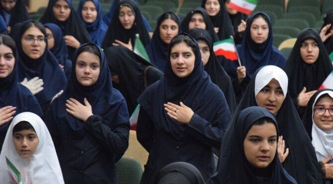حماسه‌آفرینی دانش آموزان ناحیه یک کرج با اجرای سرود همگانی 