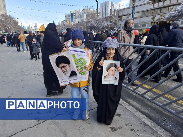 حضور پرشور همه‌ اقشار مردم مشهد در راهپیمایی ۲۲بهمن