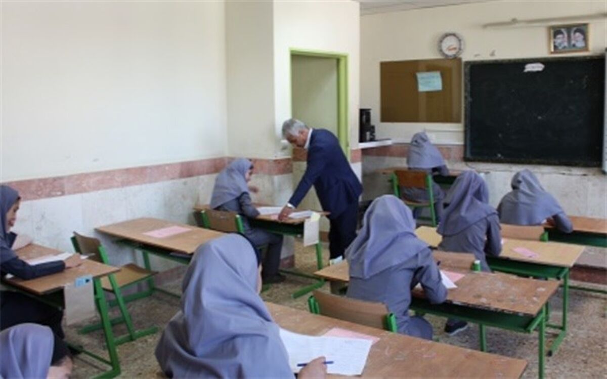 بازدید مدیر آموزش و پرورش فیروزکوه از حوزه امتحانات نهایی پایه نهم