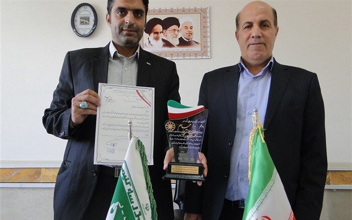 دریافت تندیس ویژه پایان نامه برتر جشنواره کشوری خیام توسط اداره سوادآموزی نورآباد