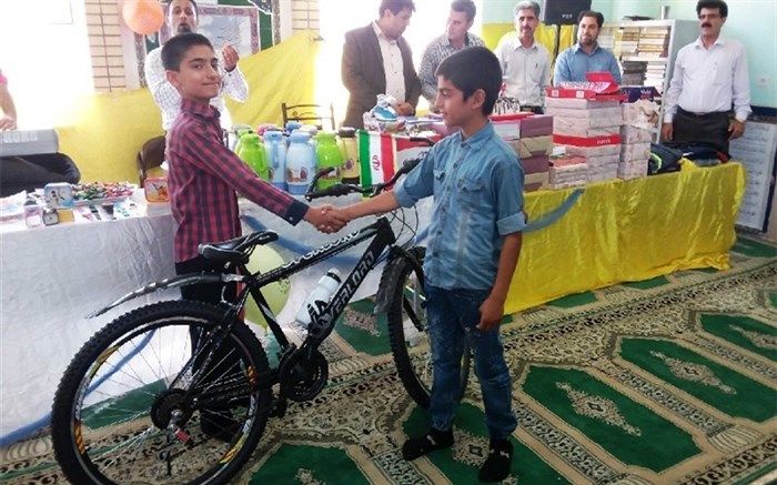 دانش آموز قائمیه ای دوچرخه خود را به همکلاسی اش اهدا کرد