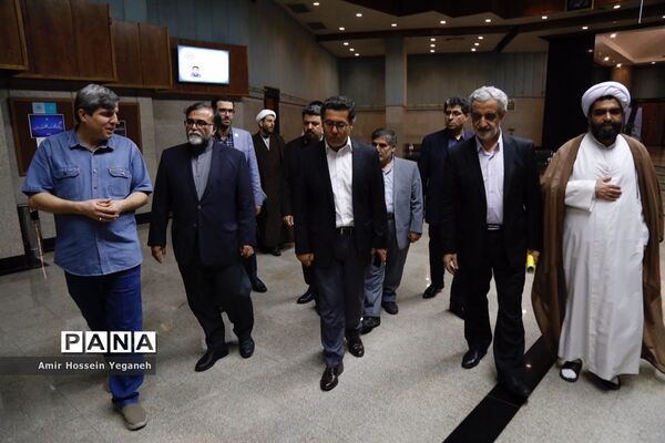 بازدید مدیرعامل سازمان منطقه آزاد کیش و هیئت همراه از دبیرستان پسرانه هوشمند شریف