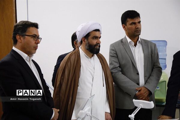 بازدید مدیرعامل سازمان منطقه آزاد کیش و هیئت همراه از دبیرستان پسرانه هوشمند شریف