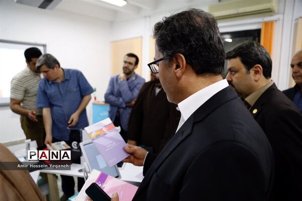 بازدید مدیرعامل سازمان منطقه آزاد کیش و هیئت همراه از دبیرستان پسرانه هوشمند شریف