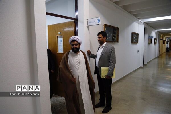 بازدید مدیرعامل سازمان منطقه آزاد کیش و هیئت همراه از دبیرستان پسرانه هوشمند شریف