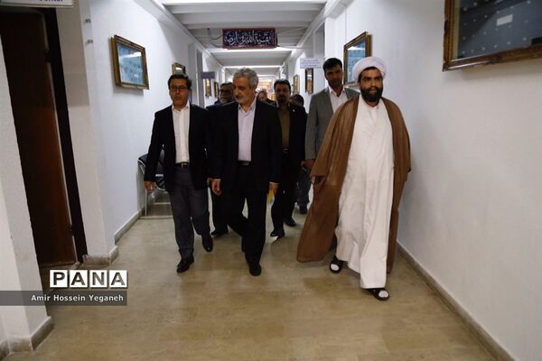 بازدید مدیرعامل سازمان منطقه آزاد کیش و هیئت همراه از دبیرستان پسرانه هوشمند شریف