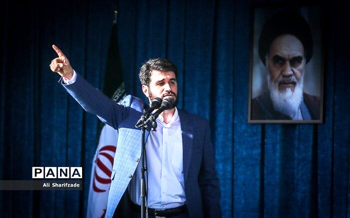 شعری که در مراسم عید فطر امسال خوانده شد: «اختلاس» آمده «اخلاص» فراموش شده