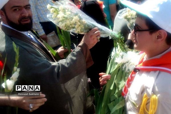 حضور پیشتازان شهرستانهای تهران در مصلی امام خمینی(ره) و استقبال از نمازگزاران