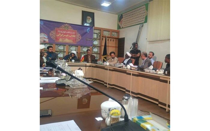 نشست کتاب خوان ویژه طلاب غیر ایرانی در قم برگزار شد