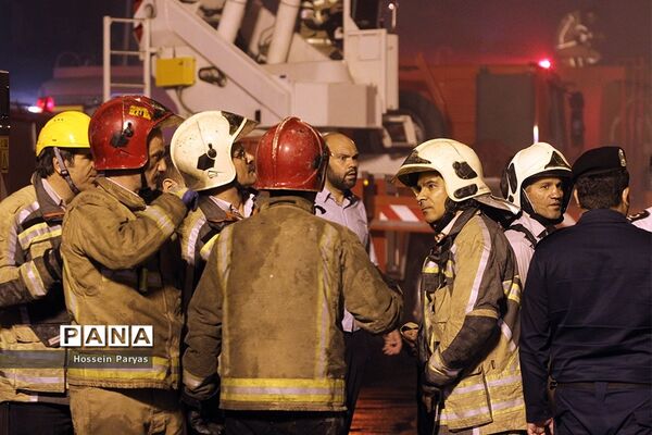عملیات اطفاء حریق در خیابان امیرکبیر تهران