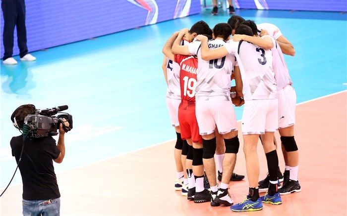 بانوان گزینشی در ورزشگاه آزادی؛ کلاه بزرگی که  روی سر فدراسیون جهانی والیبال می‌گذاریم